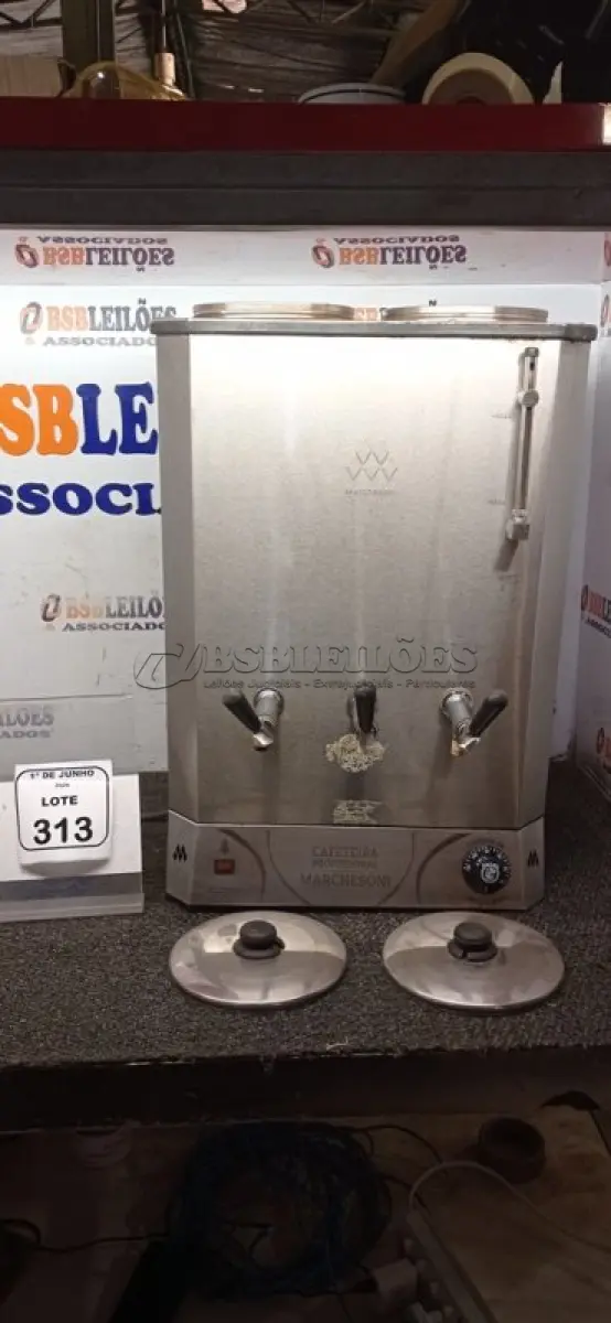 LOTE 313 - 01 CAFETEIRA INDUSTRIAL EM INOX MARCA MARCHESONI. (NO ESTADO) ATENÇÃO! FAZER A VISITAÇÃO ANTES DE ARREMATAR, NÃO SABEMOS SE FUNCIONA, LEILÃO NÃO TEM GARANTIA E NEM DEVOLUÇÃO, SUJEITO A POSSÍVEIS AVARIAS VISÍVEIS/OCULTAS E/OU AUSÊNCIA DE COMPONENTES.