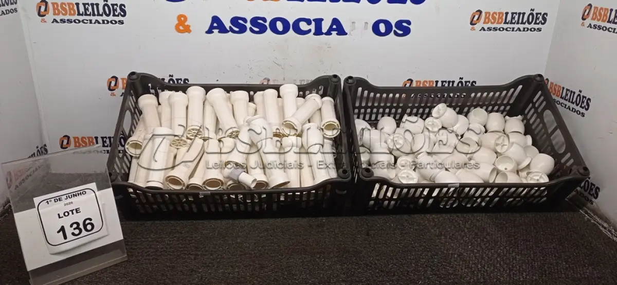 LOTE 136 - 01 LOTE COM GRANDE QUANTIDADE DE PÉS DE PLÁSTICOS PARA MÓVEIS. (NO ESTADO) ATENÇÃO! FAZER A VISITAÇÃO ANTES DE ARREMATAR, NÃO SABEMOS SE FUNCIONA, LEILÃO NÃO TEM GARANTIA E NEM DEVOLUÇÃO, SUJEITO A POSSÍVEIS AVARIAS VISÍVEIS/OCULTAS E/OU AUSÊNCIA DE COMPONENTES.