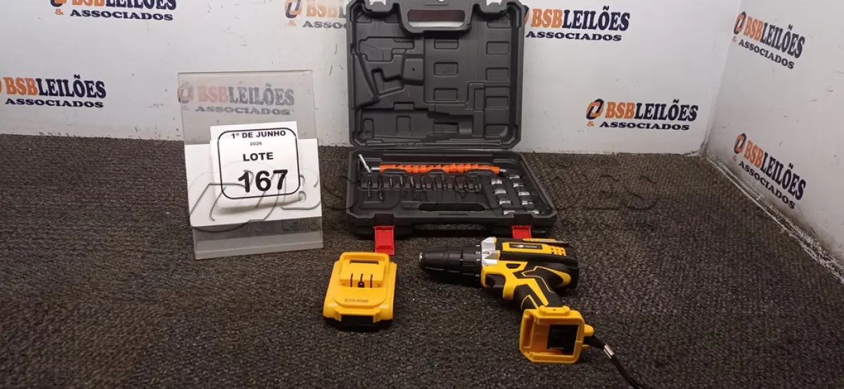 LOTE 167 - 01 PARAFUSADEIRA A BATERIA 21V COM BITS E MALETA. (NO ESTADO) ATENÇÃO! FAZER A VISITAÇÃO ANTES DE ARREMATAR, NÃO SABEMOS SE FUNCIONA, LEILÃO NÃO TEM GARANTIA E NEM DEVOLUÇÃO, SUJEITO A POSSÍVEIS AVARIAS VISÍVEIS/OCULTAS E/OU AUSÊNCIA DE COMPONENTES.