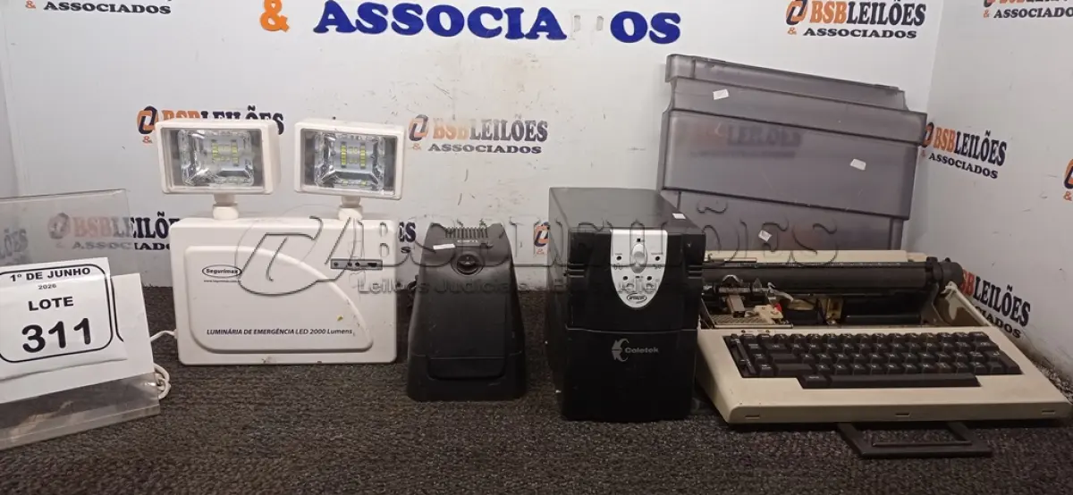 LOTE 311 - 01 MÁQUINA DE ESCREVER, 02 ESTABILIZADORES E 01 LANTERNA DE EMERGÊNCIA. (NO ESTADO) ATENÇÃO! FAZER A VISITAÇÃO ANTES DE ARREMATAR, NÃO SABEMOS SE FUNCIONA, LEILÃO NÃO TEM GARANTIA E NEM DEVOLUÇÃO, SUJEITO A POSSÍVEIS AVARIAS VISÍVEIS/OCULTAS E/OU AUSÊNCIA DE COMPONENTES.