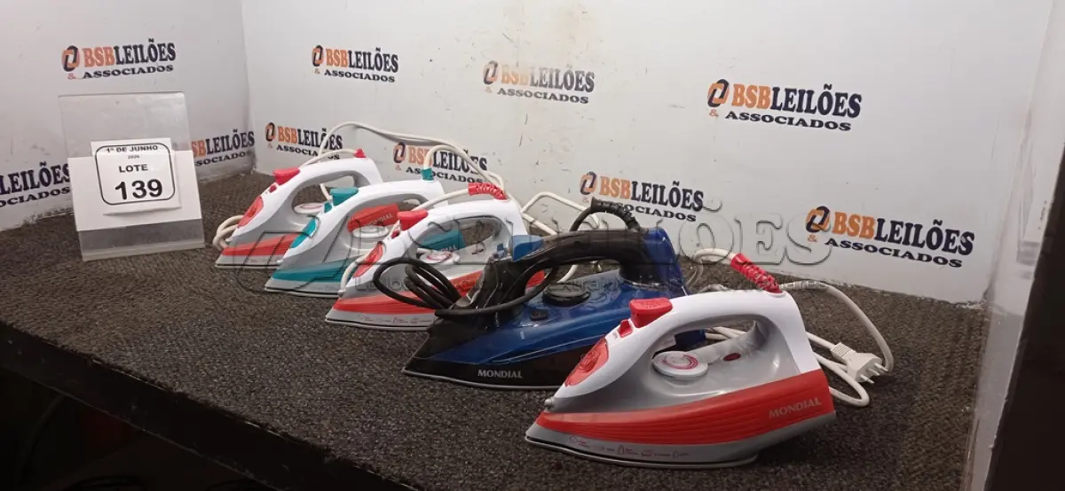 LOTE 139 - 05 FERROS DE PASSAR DE MODELOS DIVERSOS MARCA MONDIAL. (NO ESTADO) ATENÇÃO! FAZER A VISITAÇÃO ANTES DE ARREMATAR, NÃO SABEMOS SE FUNCIONA, LEILÃO NÃO TEM GARANTIA E NEM DEVOLUÇÃO, SUJEITO A POSSÍVEIS AVARIAS VISÍVEIS/OCULTAS E/OU AUSÊNCIA DE COMPONENTES.