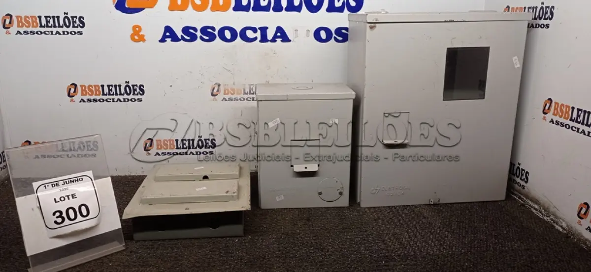 LOTE 300 - 03 CAIXAS DE ENERGIA DE MODELOS E TAMANHOS DIVERSOS. (NO ESTADO) ATENÇÃO! FAZER A VISITAÇÃO ANTES DE ARREMATAR, NÃO SABEMOS SE FUNCIONA, LEILÃO NÃO TEM GARANTIA E NEM DEVOLUÇÃO, SUJEITO A POSSÍVEIS AVARIAS VISÍVEIS/OCULTAS E/OU AUSÊNCIA DE COMPONENTES.
