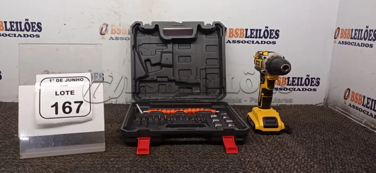 LOTE 167 - 01 PARAFUSADEIRA A BATERIA 21V COM BITS E MALETA. (NO ESTADO) ATENÇÃO! FAZER A VISITAÇÃO ANTES DE ARREMATAR, NÃO SABEMOS SE FUNCIONA, LEILÃO NÃO TEM GARANTIA E NEM DEVOLUÇÃO, SUJEITO A POSSÍVEIS AVARIAS VISÍVEIS/OCULTAS E/OU AUSÊNCIA DE COMPONENTES.