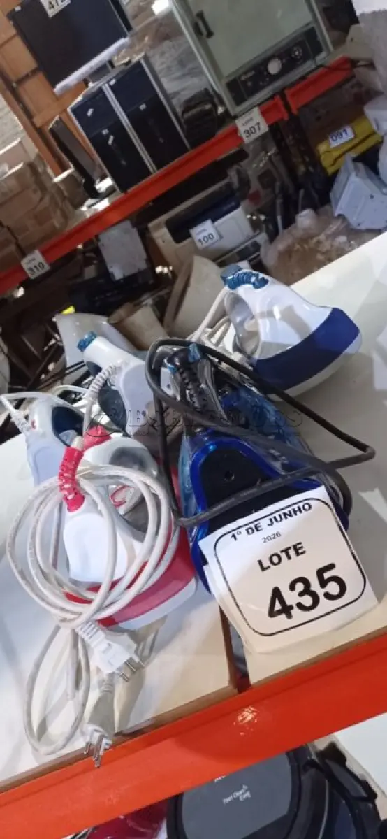 LOTE 435 - 05 FERROS DE PASSAR DE MODELOS DIVERSOS MARCA MONDIAL. (NO ESTADO) ATENÇÃO! FAZER A VISITAÇÃO ANTES DE ARREMATAR, NÃO SABEMOS SE FUNCIONA, LEILÃO NÃO TEM GARANTIA E NEM DEVOLUÇÃO, SUJEITO A POSSÍVEIS AVARIAS VISÍVEIS/OCULTAS E/OU AUSÊNCIA DE COMPONENTES.