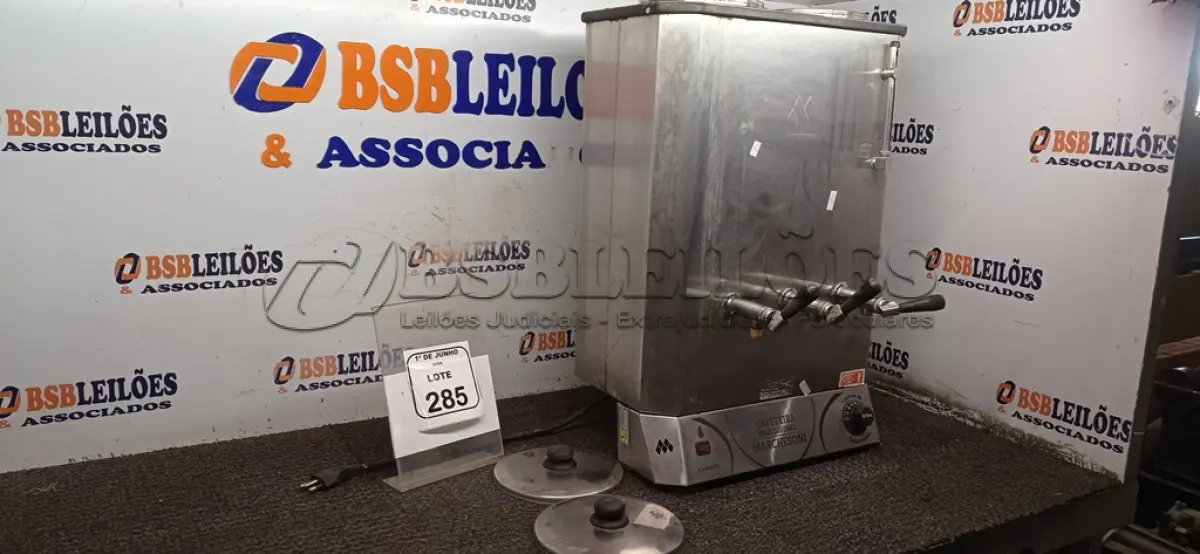 LOTE 285 - 01 CAFETEIRA INDUSTRIAL EM INOX MARCA MARCHESONI. (NO ESTADO) ATENÇÃO! FAZER A VISITAÇÃO ANTES DE ARREMATAR, NÃO SABEMOS SE FUNCIONA, LEILÃO NÃO TEM GARANTIA E NEM DEVOLUÇÃO, SUJEITO A POSSÍVEIS AVARIAS VISÍVEIS/OCULTAS E/OU AUSÊNCIA DE COMPONENTES.