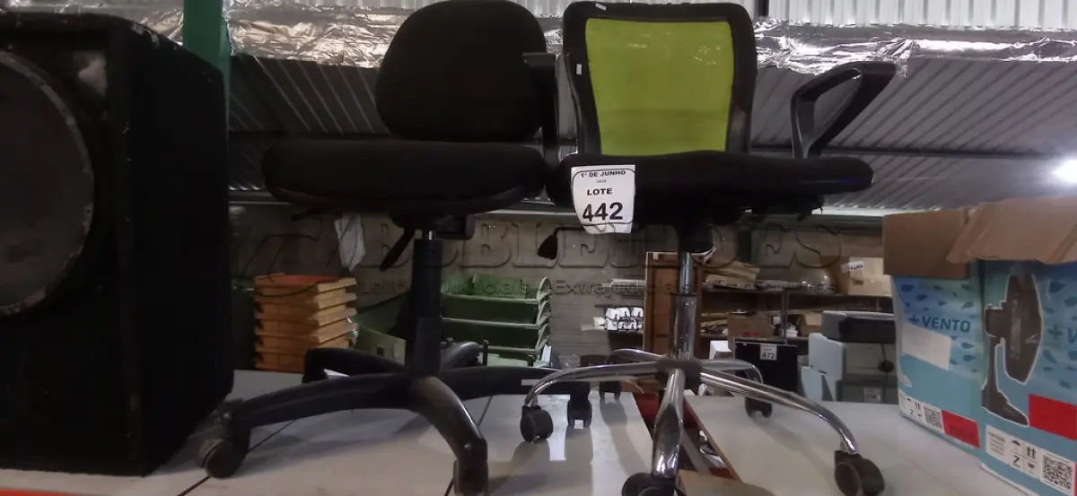 LOTE 442 - 02 CADEIRAS GIRATÓRIAS PARA ESCRITÓRIO NA COR PRETA. (NO ESTADO) ATENÇÃO! FAZER A VISITAÇÃO ANTES DE ARREMATAR, NÃO SABEMOS SE FUNCIONA, LEILÃO NÃO TEM GARANTIA E NEM DEVOLUÇÃO, SUJEITO A POSSÍVEIS AVARIAS VISÍVEIS/OCULTAS E/OU AUSÊNCIA DE COMPONENTES.