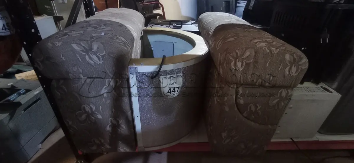 LOTE 447 - 01 FORNO DE BIER E 02 BAÚS ALMOFADADOS. (NO ESTADO) ATENÇÃO! FAZER A VISITAÇÃO ANTES DE ARREMATAR, NÃO SABEMOS SE FUNCIONA, LEILÃO NÃO TEM GARANTIA E NEM DEVOLUÇÃO, SUJEITO A POSSÍVEIS AVARIAS VISÍVEIS/OCULTAS E/OU AUSÊNCIA DE COMPONENTES.