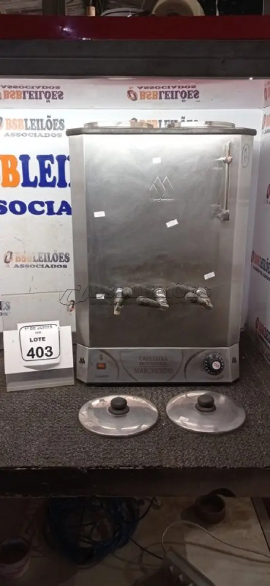 LOTE 403 - 01 CAFETEIRA INDUSTRIAL EM INOX MARCA MARCHESONI. (NO ESTADO) ATENÇÃO! FAZER A VISITAÇÃO ANTES DE ARREMATAR, NÃO SABEMOS SE FUNCIONA, LEILÃO NÃO TEM GARANTIA E NEM DEVOLUÇÃO, SUJEITO A POSSÍVEIS AVARIAS VISÍVEIS/OCULTAS E/OU AUSÊNCIA DE COMPONENTES.