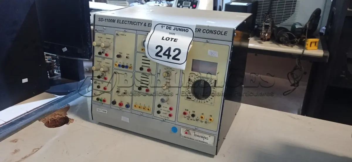 LOTE 242 - 01 CONSOLE DE TREINAMENTO DIDÁTICO DE ELETRICIDADE MODELO SD-1100M MARCA MINIPA. (NO ESTADO) ATENÇÃO! FAZER A VISITAÇÃO ANTES DE ARREMATAR, NÃO SABEMOS SE FUNCIONA, LEILÃO NÃO TEM GARANTIA E NEM DEVOLUÇÃO, SUJEITO A POSSÍVEIS AVARIAS VISÍVEIS/OCULTAS E/OU AUSÊNCIA DE COMPONENTES.