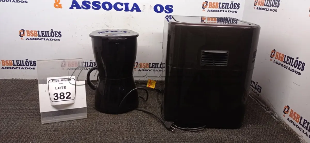 LOTE 382 - 01 AIR FRYER/FORNO 12L 220V MARCA MONDIAL E 01 CAFETERIA 220V MARCA MONDIAL. (NO ESTADO) ATENÇÃO! FAZER A VISITAÇÃO ANTES DE ARREMATAR, NÃO SABEMOS SE FUNCIONA, LEILÃO NÃO TEM GARANTIA E NEM DEVOLUÇÃO, SUJEITO A POSSÍVEIS AVARIAS VISÍVEIS/OCULTAS E/OU AUSÊNCIA DE COMPONENTES.