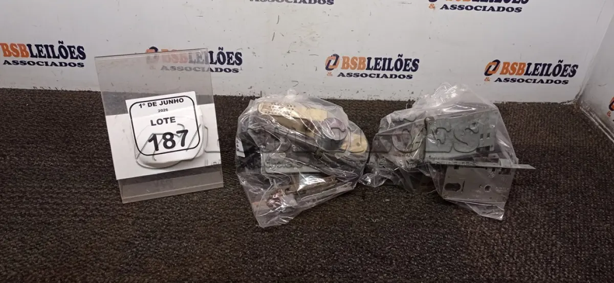 LOTE 187 - 01 LOTE COM VÁRIAS FECHADURAS DE PORTA. (NO ESTADO) ATENÇÃO! FAZER A VISITAÇÃO ANTES DE ARREMATAR, NÃO SABEMOS SE FUNCIONA, LEILÃO NÃO TEM GARANTIA E NEM DEVOLUÇÃO, SUJEITO A POSSÍVEIS AVARIAS VISÍVEIS/OCULTAS E/OU AUSÊNCIA DE COMPONENTES.