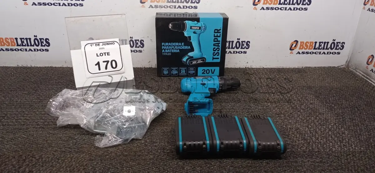 LOTE 170 - 01 PARAFUSADEIRA E FURADEIRA COM 03 BATERIAS 20V MARCA TSSAPER E 01 SACO COM CANTONEIRAS PARA MÓVEIS. (NO ESTADO) ATENÇÃO! FAZER A VISITAÇÃO ANTES DE ARREMATAR, NÃO SABEMOS SE FUNCIONA, LEILÃO NÃO TEM GARANTIA E NEM DEVOLUÇÃO, SUJEITO A POSSÍVEIS AVARIAS VISÍVEIS/OCULTAS E/OU AUSÊNCIA DE COMPONENTES.