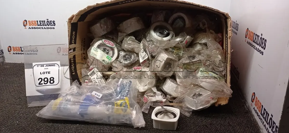 LOTE 298 - 01 LOTE COM GRANDE QUANTIDADE DE ACOPLAMENTOS E BASE DE LIQUIDIFICADORES. (NO ESTADO) ATENÇÃO! FAZER A VISITAÇÃO ANTES DE ARREMATAR, NÃO SABEMOS SE FUNCIONA, LEILÃO NÃO TEM GARANTIA E NEM DEVOLUÇÃO, SUJEITO A POSSÍVEIS AVARIAS VISÍVEIS/OCULTAS E/OU AUSÊNCIA DE COMPONENTES.