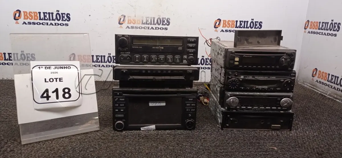 LOTE 418 - 07 APARELHOS DE SOM AUTOMOTIVO DE MARCAS E MODELOS DIVERSOS. (NO ESTADO) ATENÇÃO! FAZER A VISITAÇÃO ANTES DE ARREMATAR, NÃO SABEMOS SE FUNCIONA, LEILÃO NÃO TEM GARANTIA E NEM DEVOLUÇÃO, SUJEITO A POSSÍVEIS AVARIAS VISÍVEIS/OCULTAS E/OU AUSÊNCIA DE COMPONENTES.