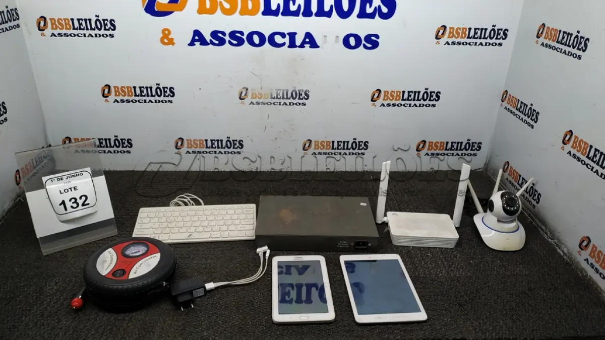 LOTE 132 - 01 TABLET COM CARREGADOR E ENTRADA PRA CHIP MARCA SAMSUNG, 01  TABLET MARCA HP, 01 MOLDEN, 01 SWITCH MAR CA DLINK, 01 CÂMERA WIFI COM FONTE, 01 MINI TECLADO USB E 01 COMPRESSOR DE AR 12V. (NO ESTADO) ATENÇÃO! FAZER A VISITAÇÃO ANTES DE ARREMATAR, NÃO SABEMOS SE FUNCIONA, LEILÃO NÃO TEM GARANTIA E NEM DEVOLUÇÃO, SUJEITO A POSSÍVEIS AVARIAS VISÍVEIS/OCULTAS E/OU AUSÊNCIA DE COMPONENTES.