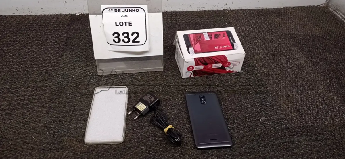 LOTE 332 - 01 SMARTPHONE COM CARREGADOR MODELO TWIST MARCA POSITIVO. (NO ESTADO) ATENÇÃO! FAZER A VISITAÇÃO ANTES DE ARREMATAR, NÃO SABEMOS SE FUNCIONA, LEILÃO NÃO TEM GARANTIA E NEM DEVOLUÇÃO, SUJEITO A POSSÍVEIS AVARIAS VISÍVEIS/OCULTAS E/OU AUSÊNCIA DE COMPONENTES.