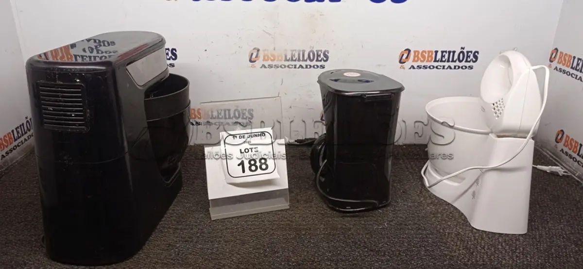 LOTE 188 - 01 BATEDEIRA PLANETÁRIA MARCA MONDIAL, 01 BATEDEIRA PRÁTICA MARCA MONDIAL E 01 CAFETEIRA MARCA MONDIAL . (NO ESTADO) ATENÇÃO! FAZER A VISITAÇÃO ANTES DE ARREMATAR, NÃO SABEMOS SE FUNCIONA, LEILÃO NÃO TEM GARANTIA E NEM DEVOLUÇÃO, SUJEITO A POSSÍVEIS AVARIAS VISÍVEIS/OCULTAS E/OU AUSÊNCIA DE COMPONENTES.