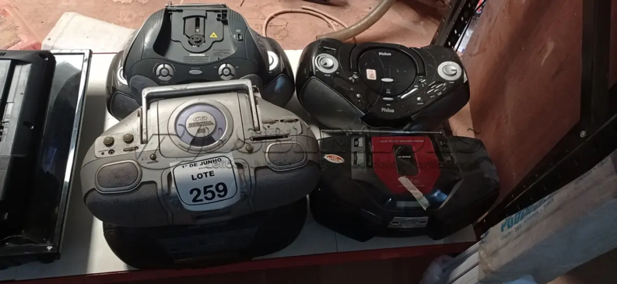 LOTE 259 - 06 APARELHOS DE SOM PORTÁTEIS DE MARCAS E MODELOS DIVERSOS. (NO ESTADO) ATENÇÃO! FAZER A VISITAÇÃO ANTES DE ARREMATAR, NÃO SABEMOS SE FUNCIONA, LEILÃO NÃO TEM GARANTIA E NEM DEVOLUÇÃO, SUJEITO A POSSÍVEIS AVARIAS VISÍVEIS/OCULTAS E/OU AUSÊNCIA DE COMPONENTES.