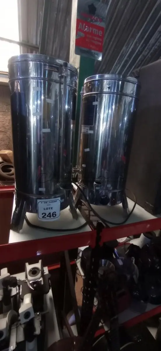 LOTE 246 - 02 CAFETEIRAS INDUSTRIAIS EM INOX. (NO ESTADO) ATENÇÃO! FAZER A VISITAÇÃO ANTES DE ARREMATAR, NÃO SABEMOS SE FUNCIONA, LEILÃO NÃO TEM GARANTIA E NEM DEVOLUÇÃO, SUJEITO A POSSÍVEIS AVARIAS VISÍVEIS/OCULTAS E/OU AUSÊNCIA DE COMPONENTES.