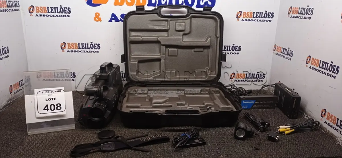 LOTE 408 - 01 FILMADORA OMINIMOVIE COM MALETAS E ASSESSÓRIOS MARCA PANASONIC. (NO ESTADO) ATENÇÃO! FAZER A VISITAÇÃO ANTES DE ARREMATAR, NÃO SABEMOS SE FUNCIONA, LEILÃO NÃO TEM GARANTIA E NEM DEVOLUÇÃO, SUJEITO A POSSÍVEIS AVARIAS VISÍVEIS/OCULTAS E/OU AUSÊNCIA DE COMPONENTES.