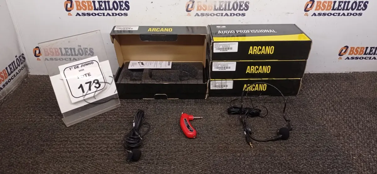 LOTE 173 - 04 MICROFONES AURICULAR COM MICROFONE DE LAPELA MODELO LA500 MARCA ARCANO. (NO ESTADO) ATENÇÃO! FAZER A VISITAÇÃO ANTES DE ARREMATAR, NÃO SABEMOS SE FUNCIONA, LEILÃO NÃO TEM GARANTIA E NEM DEVOLUÇÃO, SUJEITO A POSSÍVEIS AVARIAS VISÍVEIS/OCULTAS E/OU AUSÊNCIA DE COMPONENTES.