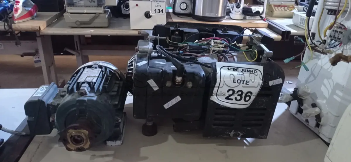 LOTE 236 - 01 MOTOR DE GERADOR INCOMPLETO MARCA TOYMA E 01 MOTOR ELÉTRICO MARCA HERCULES. (NO ESTADO) ATENÇÃO! FAZER A VISITAÇÃO ANTES DE ARREMATAR, NÃO SABEMOS SE FUNCIONA, LEILÃO NÃO TEM GARANTIA E NEM DEVOLUÇÃO, SUJEITO A POSSÍVEIS AVARIAS VISÍVEIS/OCULTAS E/OU AUSÊNCIA DE COMPONENTES.