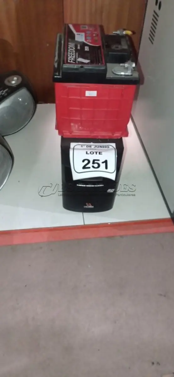 LOTE 251 - 01 NOBREAK 1600VA MARCA LACERDA E 01 BATERIA ESTACIONARIA MARCA FREEDOM. (NO ESTADO) ATENÇÃO! FAZER A VISITAÇÃO ANTES DE ARREMATAR, NÃO SABEMOS SE FUNCIONA, LEILÃO NÃO TEM GARANTIA E NEM DEVOLUÇÃO, SUJEITO A POSSÍVEIS AVARIAS VISÍVEIS/OCULTAS E/OU AUSÊNCIA DE COMPONENTES.