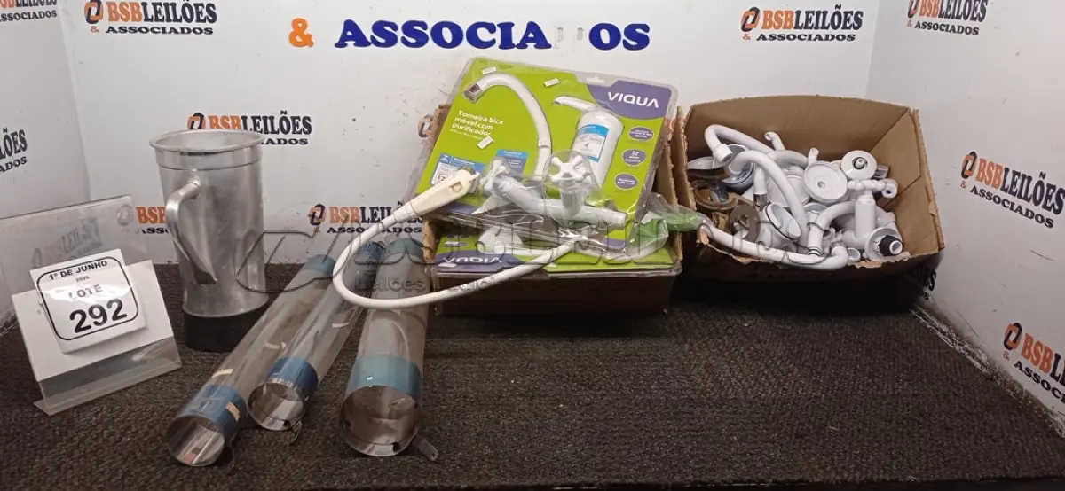LOTE 292 - 02 TORNEIRAS BICA MÓVEIS COM PURIFICADOR, VÁRIAS TORNEIRAS SIMPLES, VÁRIOS REGISTROS,  01 COPO DE LIQUIDIFICADOR EM INOX E 03 SUPORTES PARA COPOS DESCARTÁVEIS. (NO ESTADO) ATENÇÃO! FAZER A VISITAÇÃO ANTES DE ARREMATAR, NÃO SABEMOS SE FUNCIONA, LEILÃO NÃO TEM GARANTIA E NEM DEVOLUÇÃO, SUJEITO A POSSÍVEIS AVARIAS VISÍVEIS/OCULTAS E/OU AUSÊNCIA DE COMPONENTES.