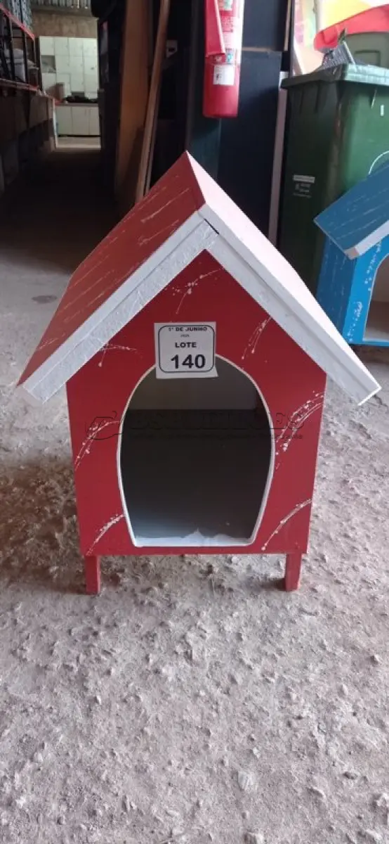 LOTE 140 - 01 CASA PARA PETS EM MADEIRA. (NO ESTADO) ATENÇÃO! FAZER A VISITAÇÃO ANTES DE ARREMATAR, NÃO SABEMOS SE FUNCIONA, LEILÃO NÃO TEM GARANTIA E NEM DEVOLUÇÃO, SUJEITO A POSSÍVEIS AVARIAS VISÍVEIS/OCULTAS E/OU AUSÊNCIA DE COMPONENTES.