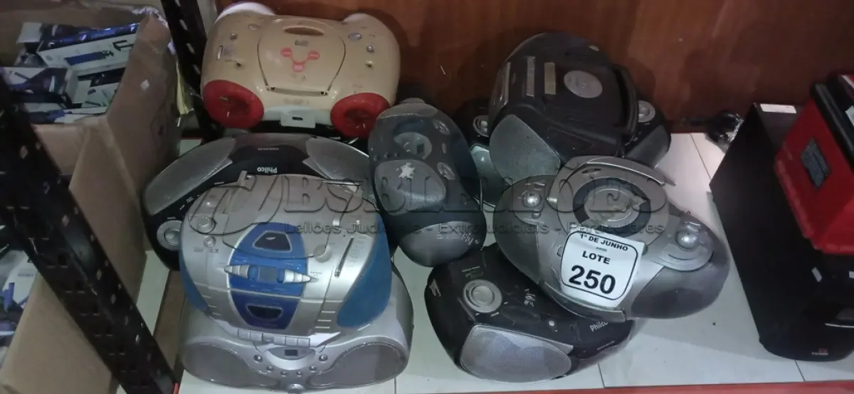LOTE 250 - 10 APARELHOS DE SOM PORTÁTIL DE MARCA E MODELOS DIVERSOS. (NO ESTADO) ATENÇÃO! FAZER A VISITAÇÃO ANTES DE ARREMATAR, NÃO SABEMOS SE FUNCIONA, LEILÃO NÃO TEM GARANTIA E NEM DEVOLUÇÃO, SUJEITO A POSSÍVEIS AVARIAS VISÍVEIS/OCULTAS E/OU AUSÊNCIA DE COMPONENTES.