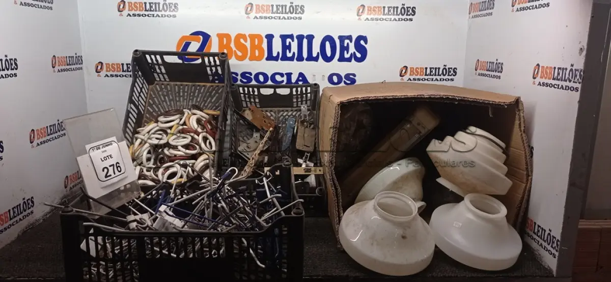 LOTE 276 - 06 CAIXAS DE CORREIOS EM METAL, 05 CÚPULAS DE LUMINÁRIAS DE MATERIAIS DIVERSOS, 01 LUMINÁRIA RECARREGÁVEL E VÁRIOS MÓDULOS CEGOS E 01 CAIXA COM GRANDE QUANTIDADE DE GANCHO METÁLICO PARA GÔNDOLAS, ARGOLAS PARA VARÃO DE CORTINA E FECHADURAS DE PORTA. (NO ESTADO) ATENÇÃO! FAZER A VISITAÇÃO ANTES DE ARREMATAR, NÃO SABEMOS SE FUNCIONA, LEILÃO NÃO TEM GARANTIA E NEM DEVOLUÇÃO, SUJEITO A POSSÍVEIS AVARIAS VISÍVEIS/OCULTAS E/OU AUSÊNCIA DE COMPONENTES.