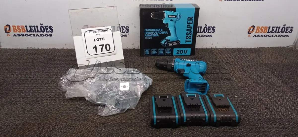 LOTE 170 - 01 PARAFUSADEIRA E FURADEIRA COM 03 BATERIAS 20V MARCA TSSAPER E 01 SACO COM CANTONEIRAS PARA MÓVEIS. (NO ESTADO) ATENÇÃO! FAZER A VISITAÇÃO ANTES DE ARREMATAR, NÃO SABEMOS SE FUNCIONA, LEILÃO NÃO TEM GARANTIA E NEM DEVOLUÇÃO, SUJEITO A POSSÍVEIS AVARIAS VISÍVEIS/OCULTAS E/OU AUSÊNCIA DE COMPONENTES.