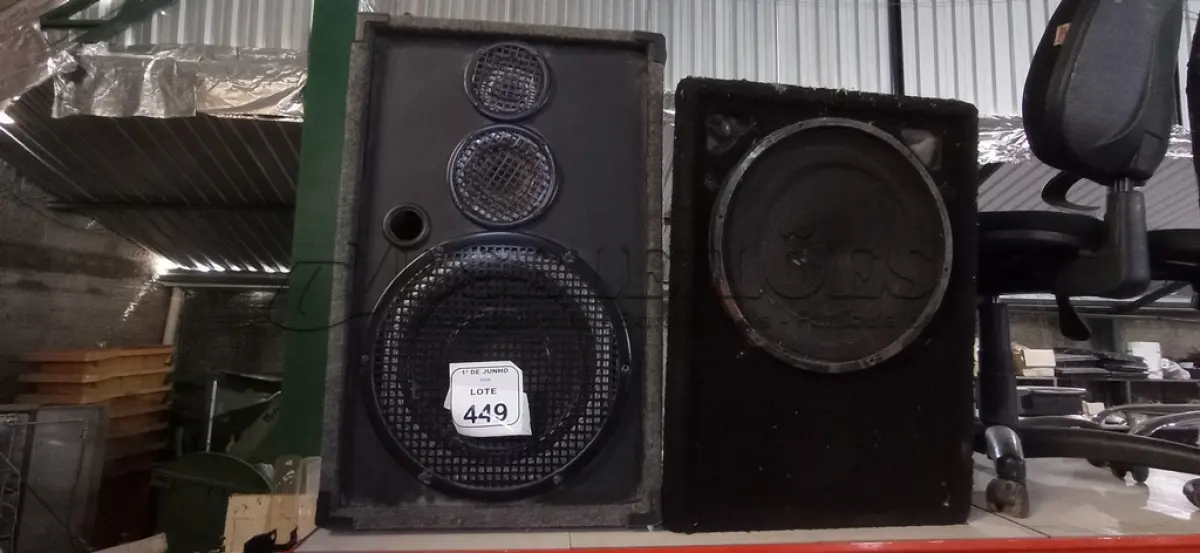 LOTE 449 - 02 CAIXAS DE SOM ALTO FALANTES. (NO ESTADO) ATENÇÃO! FAZER A VISITAÇÃO ANTES DE ARREMATAR, NÃO SABEMOS SE FUNCIONA, LEILÃO NÃO TEM GARANTIA E NEM DEVOLUÇÃO, SUJEITO A POSSÍVEIS AVARIAS VISÍVEIS/OCULTAS E/OU AUSÊNCIA DE COMPONENTES.