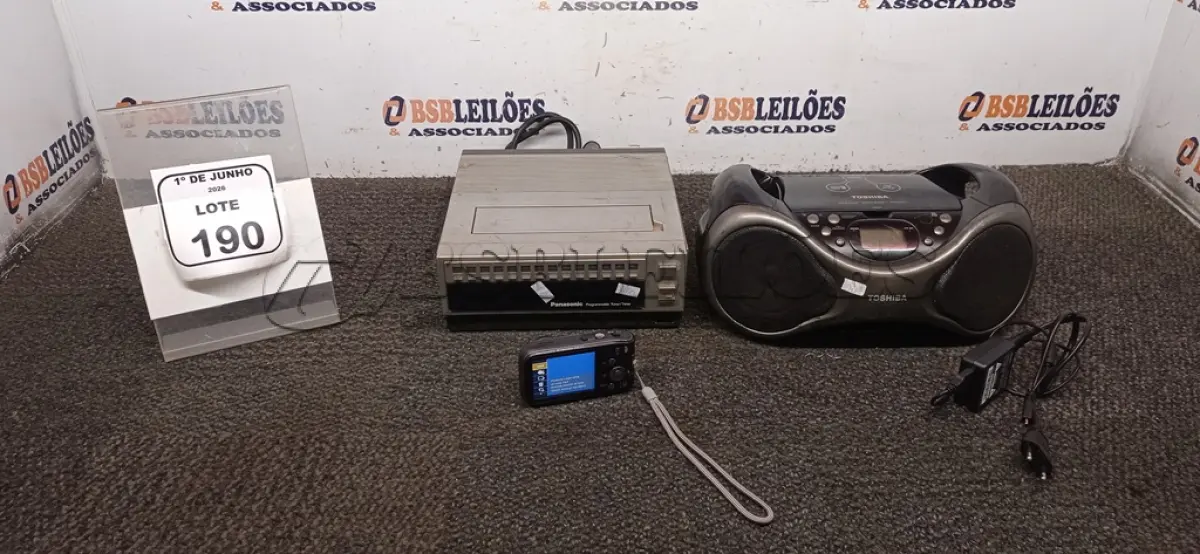LOTE 190 - 01 SINTONIZADOR MARCA PANASONIC E 01 APARELHO DE SOM PORTÁTIL MARCA TOSHIBA. (NO ESTADO) ATENÇÃO! FAZER A VISITAÇÃO ANTES DE ARREMATAR, NÃO SABEMOS SE FUNCIONA, LEILÃO NÃO TEM GARANTIA E NEM DEVOLUÇÃO, SUJEITO A POSSÍVEIS AVARIAS VISÍVEIS/OCULTAS E/OU AUSÊNCIA DE COMPONENTES.