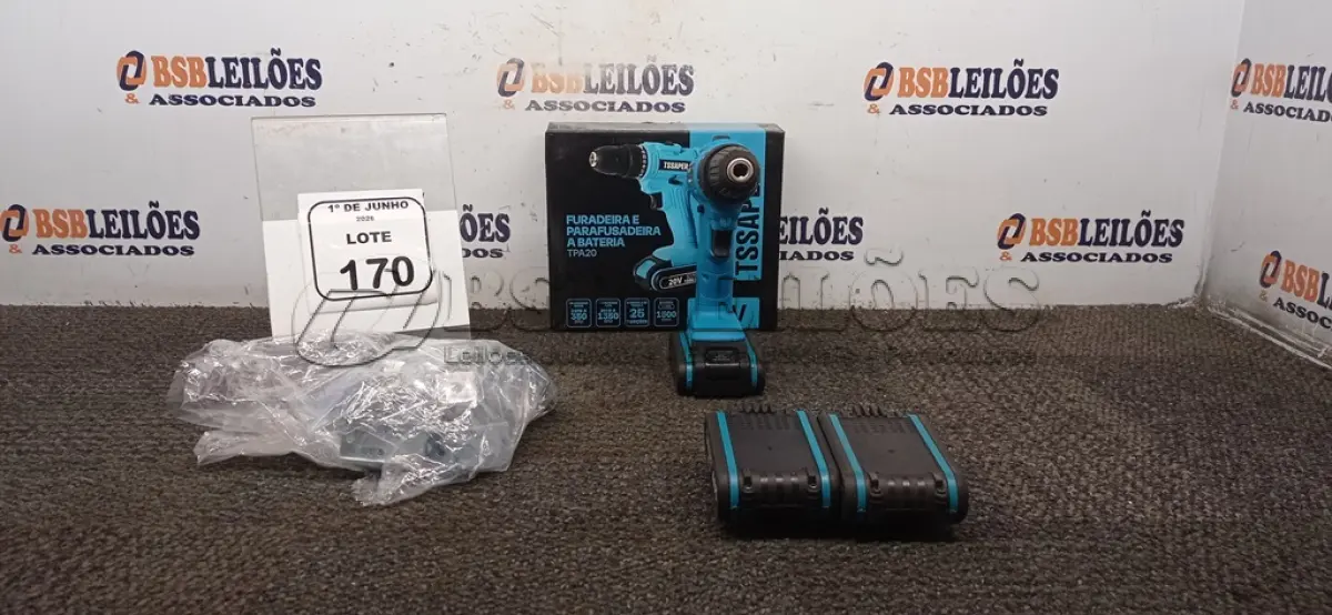 LOTE 170 - 01 PARAFUSADEIRA E FURADEIRA COM 03 BATERIAS 20V MARCA TSSAPER E 01 SACO COM CANTONEIRAS PARA MÓVEIS. (NO ESTADO) ATENÇÃO! FAZER A VISITAÇÃO ANTES DE ARREMATAR, NÃO SABEMOS SE FUNCIONA, LEILÃO NÃO TEM GARANTIA E NEM DEVOLUÇÃO, SUJEITO A POSSÍVEIS AVARIAS VISÍVEIS/OCULTAS E/OU AUSÊNCIA DE COMPONENTES.
