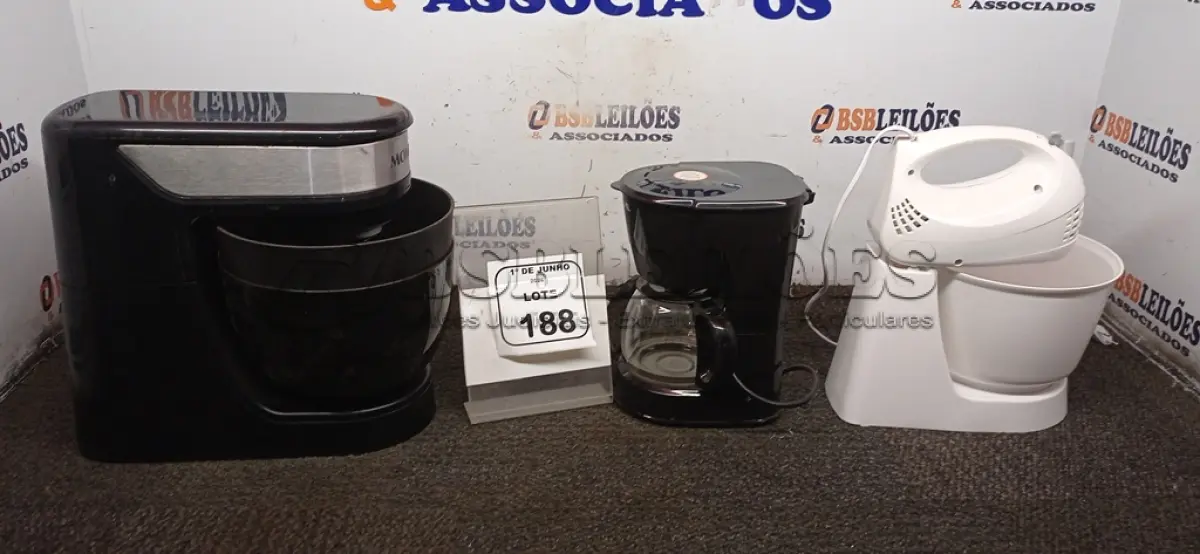 LOTE 188 - 01 BATEDEIRA PLANETÁRIA MARCA MONDIAL, 01 BATEDEIRA PRÁTICA MARCA MONDIAL E 01 CAFETEIRA MARCA MONDIAL . (NO ESTADO) ATENÇÃO! FAZER A VISITAÇÃO ANTES DE ARREMATAR, NÃO SABEMOS SE FUNCIONA, LEILÃO NÃO TEM GARANTIA E NEM DEVOLUÇÃO, SUJEITO A POSSÍVEIS AVARIAS VISÍVEIS/OCULTAS E/OU AUSÊNCIA DE COMPONENTES.