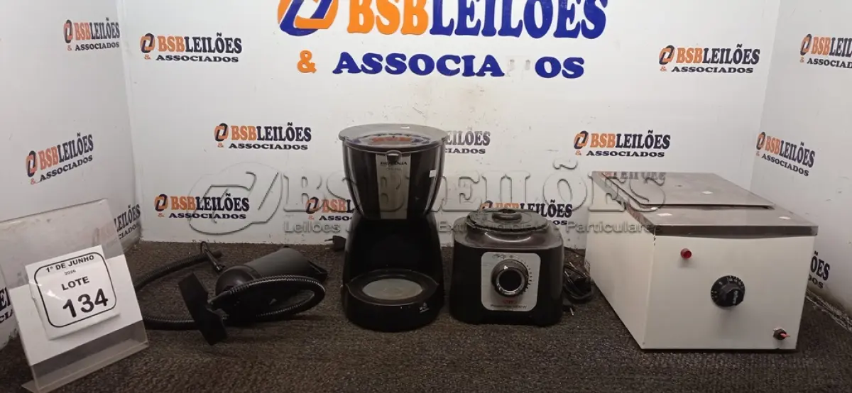 LOTE 134 - 01 DERRETEDEIRA DE CHOCOLATE MULTIUSO, 01 BASE DE LIQUIDIFICADOR ARNO 1000VA, 01 CAFETEIRA BRITÂNIA  E BOMBA DE AR MANUAL. (NO ESTADO) ATENÇÃO! FAZER A VISITAÇÃO ANTES DE ARREMATAR, NÃO SABEMOS SE FUNCIONA, LEILÃO NÃO TEM GARANTIA E NEM DEVOLUÇÃO, SUJEITO A POSSÍVEIS AVARIAS VISÍVEIS/OCULTAS E/OU AUSÊNCIA DE COMPONENTES.
