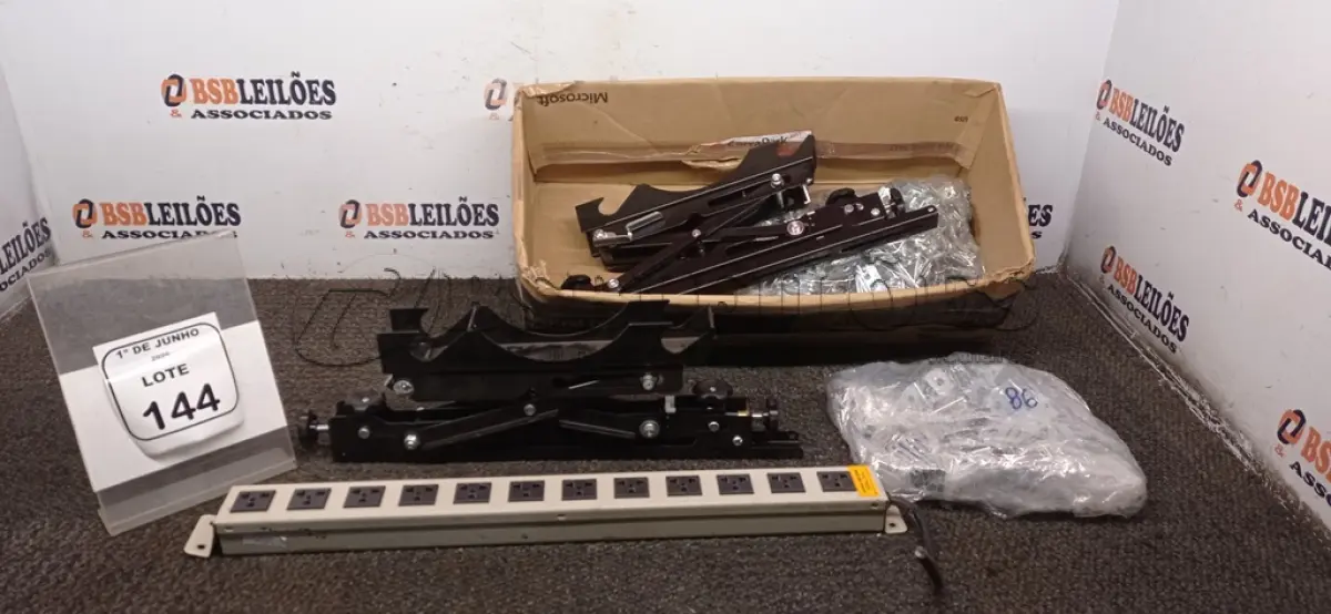 LOTE 144 - 01 PAR DE SUPORTE PARA TV DE GRANDE PORTE ARTICULÁVEL, 01 RÉGUA DE ENERGIA COM 12 ENTRADAS E  GRANDE QUANTIDADE DE  CANTONEIRAS PARA MÓVEIS. (NO ESTADO) ATENÇÃO! FAZER A VISITAÇÃO ANTES DE ARREMATAR, NÃO SABEMOS SE FUNCIONA, LEILÃO NÃO TEM GARANTIA E NEM DEVOLUÇÃO, SUJEITO A POSSÍVEIS AVARIAS VISÍVEIS/OCULTAS E/OU AUSÊNCIA DE COMPONENTES.
