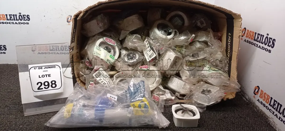 LOTE 298 - 01 LOTE COM GRANDE QUANTIDADE DE ACOPLAMENTOS E BASE DE LIQUIDIFICADORES. (NO ESTADO) ATENÇÃO! FAZER A VISITAÇÃO ANTES DE ARREMATAR, NÃO SABEMOS SE FUNCIONA, LEILÃO NÃO TEM GARANTIA E NEM DEVOLUÇÃO, SUJEITO A POSSÍVEIS AVARIAS VISÍVEIS/OCULTAS E/OU AUSÊNCIA DE COMPONENTES.