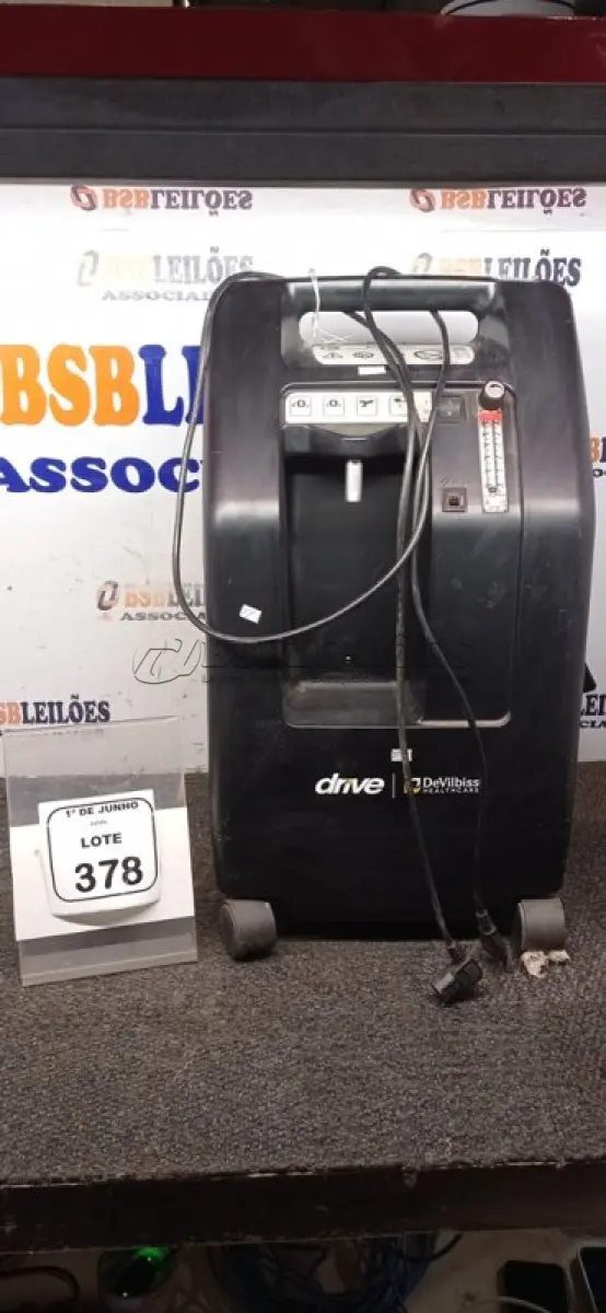 LOTE 378 - 01 CONCENTRADOR DE OXIGÊNIO MODELO 525PS MARCA DRIVE DEVILBISS HEALTHCARE. (NO ESTADO) ATENÇÃO! FAZER A VISITAÇÃO ANTES DE ARREMATAR, NÃO SABEMOS SE FUNCIONA, LEILÃO NÃO TEM GARANTIA E NEM DEVOLUÇÃO, SUJEITO A POSSÍVEIS AVARIAS VISÍVEIS/OCULTAS E/OU AUSÊNCIA DE COMPONENTES.