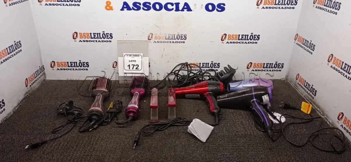 LOTE 172 - 03 SECADORES DE CABELO MODELOS DIVERSOS MARCA MONDIAL, 02 PRANCHAS DE CABELO E 02 ESCOVAS DE CABELO MARCA MONDIAL. (NO ESTADO) ATENÇÃO! FAZER A VISITAÇÃO ANTES DE ARREMATAR, NÃO SABEMOS SE FUNCIONA, LEILÃO NÃO TEM GARANTIA E NEM DEVOLUÇÃO, SUJEITO A POSSÍVEIS AVARIAS VISÍVEIS/OCULTAS E/OU AUSÊNCIA DE COMPONENTES.