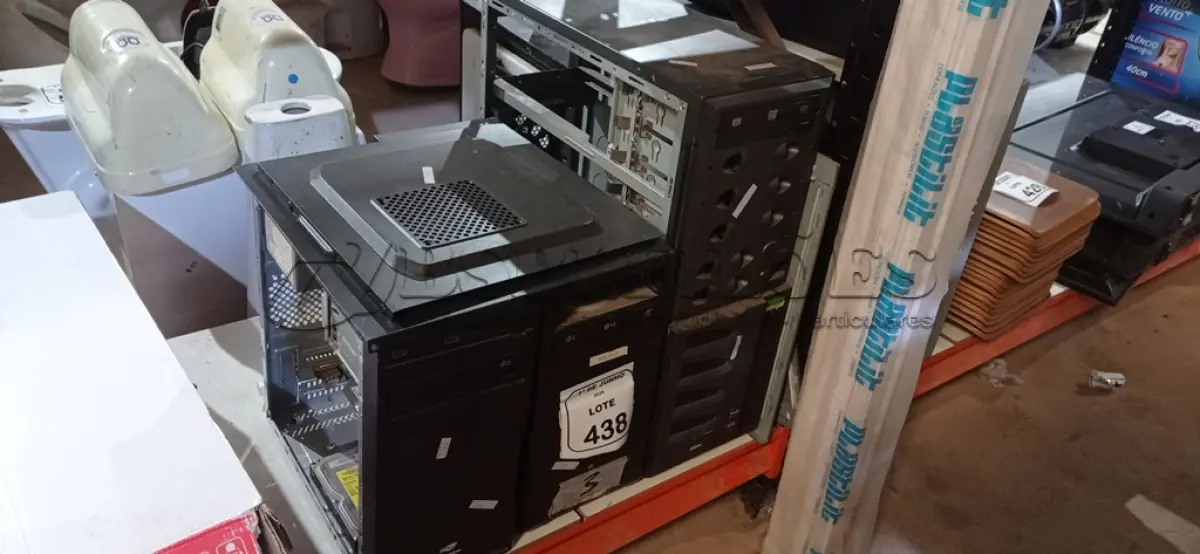 LOTE 438 - 02 CPUS E 01 GABINETE PARA SERVIDOR. (NO ESTADO) ATENÇÃO! FAZER A VISITAÇÃO ANTES DE ARREMATAR, NÃO SABEMOS SE FUNCIONA, LEILÃO NÃO TEM GARANTIA E NEM DEVOLUÇÃO, SUJEITO A POSSÍVEIS AVARIAS VISÍVEIS/OCULTAS E/OU AUSÊNCIA DE COMPONENTES.