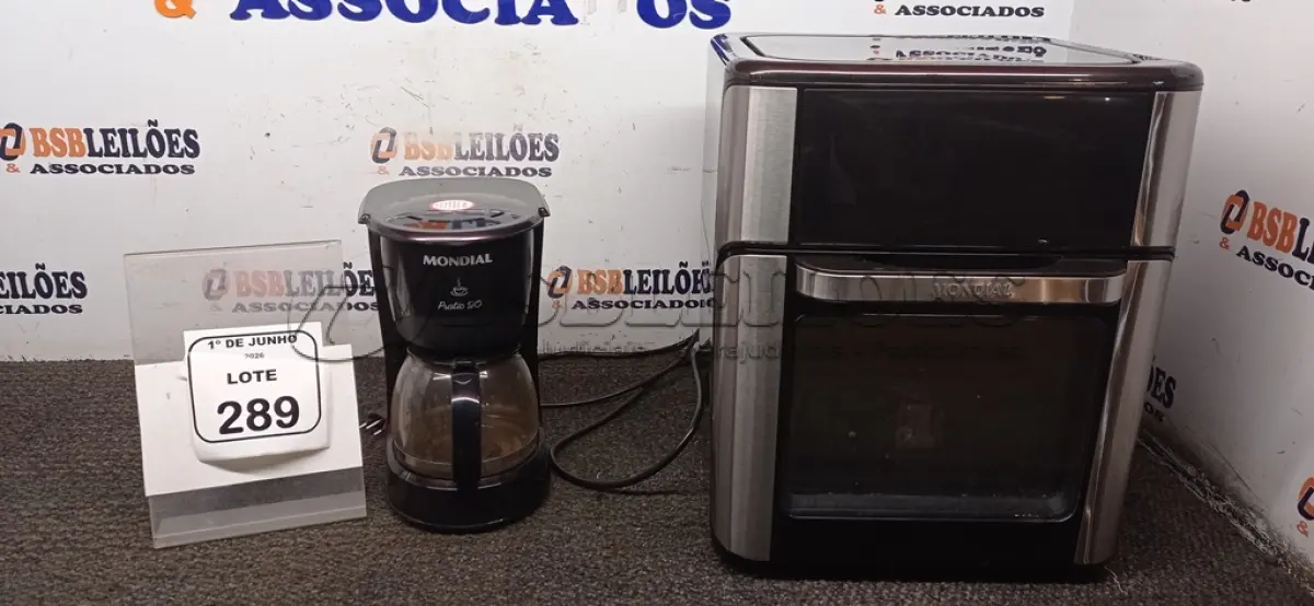 LOTE 289 - 01 AIR FRYER/FORNO 12L 220V MARCA MONDIAL E 01 CAFETEIRA 220V MARCA MONDIAL. (NO ESTADO) ATENÇÃO! FAZER A VISITAÇÃO ANTES DE ARREMATAR, NÃO SABEMOS SE FUNCIONA, LEILÃO NÃO TEM GARANTIA E NEM DEVOLUÇÃO, SUJEITO A POSSÍVEIS AVARIAS VISÍVEIS/OCULTAS E/OU AUSÊNCIA DE COMPONENTES.