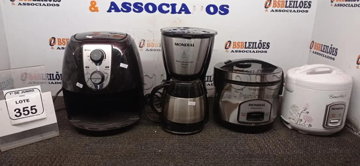 LOTE 355 - 01 CAFETEIRA, 01 PANELA ELÉTRICA, 01 PANELA DE PRESSÃO 220V MARCA MONDIAL E 01 AIR FRYER INCOMPLETA. (NO ESTADO) ATENÇÃO! FAZER A VISITAÇÃO ANTES DE ARREMATAR, NÃO SABEMOS SE FUNCIONA, LEILÃO NÃO TEM GARANTIA E NEM DEVOLUÇÃO, SUJEITO A POSSÍVEIS AVARIAS VISÍVEIS/OCULTAS E/OU AUSÊNCIA DE COMPONENTES.