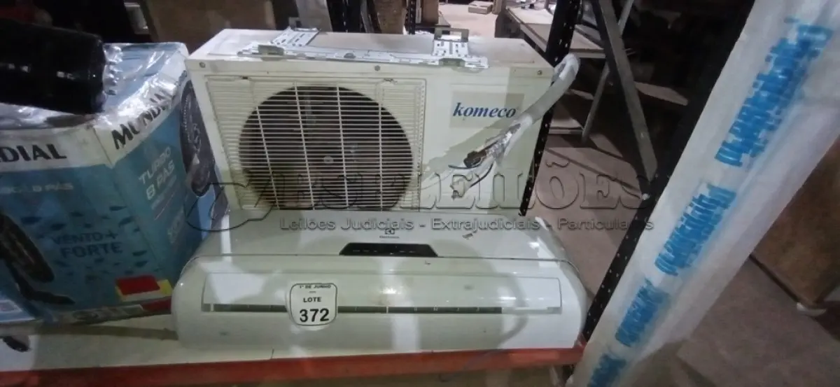 LOTE 372 - 01 CONDENSADORA DE 12.000 BTU/H E 01 EVAPORADORA MARCA ELECTROLUX. (NO ESTADO) ATENÇÃO! FAZER A VISITAÇÃO ANTES DE ARREMATAR, NÃO SABEMOS SE FUNCIONA, LEILÃO NÃO TEM GARANTIA E NEM DEVOLUÇÃO, SUJEITO A POSSÍVEIS AVARIAS VISÍVEIS/OCULTAS E/OU AUSÊNCIA DE COMPONENTES.