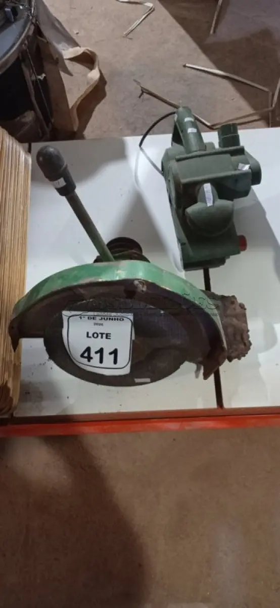 LOTE 411 - 01 CABEÇA PARA POLICORTE E 01 LIXADEIRA DE FITA. (NO ESTADO) ATENÇÃO! FAZER A VISITAÇÃO ANTES DE ARREMATAR, NÃO SABEMOS SE FUNCIONA, LEILÃO NÃO TEM GARANTIA E NEM DEVOLUÇÃO, SUJEITO A POSSÍVEIS AVARIAS VISÍVEIS/OCULTAS E/OU AUSÊNCIA DE COMPONENTES.