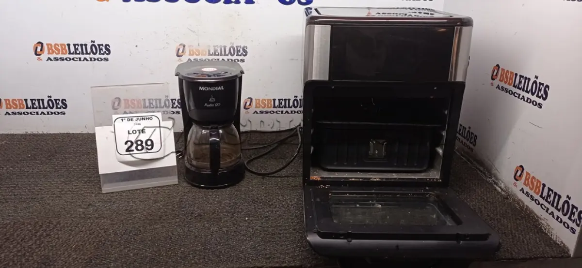 LOTE 289 - 01 AIR FRYER/FORNO 12L 220V MARCA MONDIAL E 01 CAFETEIRA 220V MARCA MONDIAL. (NO ESTADO) ATENÇÃO! FAZER A VISITAÇÃO ANTES DE ARREMATAR, NÃO SABEMOS SE FUNCIONA, LEILÃO NÃO TEM GARANTIA E NEM DEVOLUÇÃO, SUJEITO A POSSÍVEIS AVARIAS VISÍVEIS/OCULTAS E/OU AUSÊNCIA DE COMPONENTES.