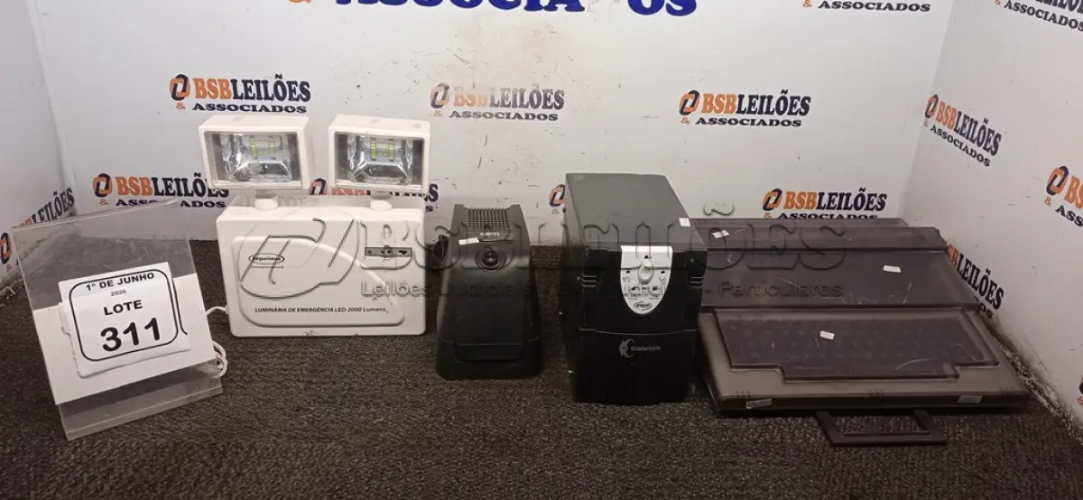 LOTE 311 - 01 MÁQUINA DE ESCREVER, 02 ESTABILIZADORES E 01 LANTERNA DE EMERGÊNCIA. (NO ESTADO) ATENÇÃO! FAZER A VISITAÇÃO ANTES DE ARREMATAR, NÃO SABEMOS SE FUNCIONA, LEILÃO NÃO TEM GARANTIA E NEM DEVOLUÇÃO, SUJEITO A POSSÍVEIS AVARIAS VISÍVEIS/OCULTAS E/OU AUSÊNCIA DE COMPONENTES.
