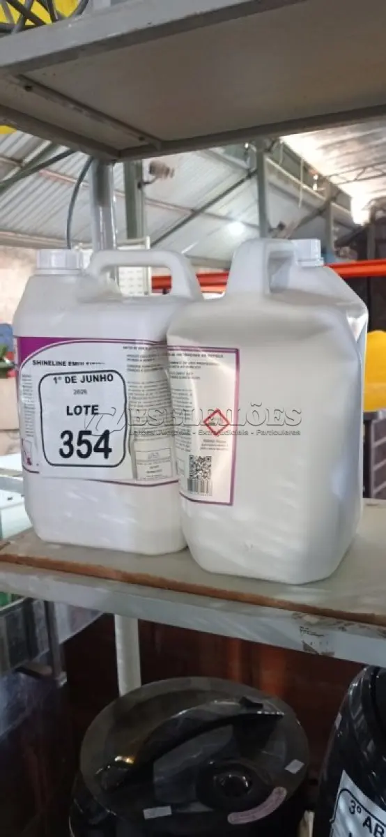 LOTE 354 - 02 GALÕES DE REMOVEDOR DE CERAS E ACABAMENTOS DE 5L CADA. (NO ESTADO) ATENÇÃO! FAZER A VISITAÇÃO ANTES DE ARREMATAR, NÃO SABEMOS SE FUNCIONA, LEILÃO NÃO TEM GARANTIA E NEM DEVOLUÇÃO, SUJEITO A POSSÍVEIS AVARIAS VISÍVEIS/OCULTAS E/OU AUSÊNCIA DE COMPONENTES.