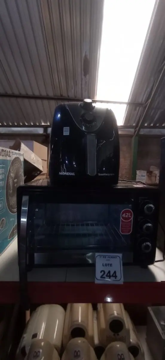 LOTE 244 - 01 FORNO 42L 220V MARCA MONDIAL E 01 AIR FRYER DE 5L 220V MARCA MONDIAL. (NO ESTADO) ATENÇÃO! FAZER A VISITAÇÃO ANTES DE ARREMATAR, NÃO SABEMOS SE FUNCIONA, LEILÃO NÃO TEM GARANTIA E NEM DEVOLUÇÃO, SUJEITO A POSSÍVEIS AVARIAS VISÍVEIS/OCULTAS E/OU AUSÊNCIA DE COMPONENTES.